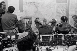 στρατιωτες κοιτουν χαρτες