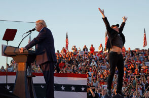 Τραμπ: Εμφανίστηκε στο σημείο της απόπειρας δολοφονίας με τον Μασκ στο πλευρό του