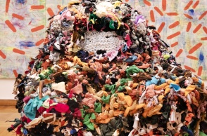 Λεπτομέρεια από το έργο της Αλίκης Παλάσκα «Κυλώντας με δεμένα πόδια», έκθεση «Waltzing Matilda» στην Γκαλερί Ζουμπουλάκη