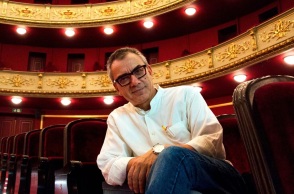 Ο Νίκος Διαμαντής, καλλιτεχνικός διευθυντής στο Δημοτικό Θέατρο Πειραιά