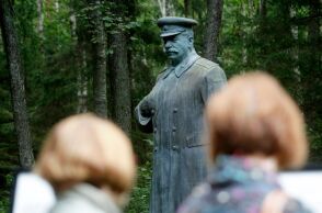 Στάλιν: Ρώσος κυβερνήτης επιδεικνύει νέο άγαλμα για να «τιμήσει» την ιστορία