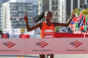 Έγραψε ιστορία στον Μαραθώνιο του Σικάγο η Ρουθ Τσεπνγκέτιτς 