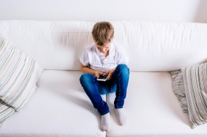 παιδι καθισμενο κραταει κινητο