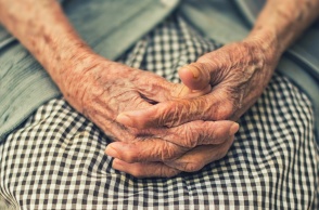 Χέρια ηλικιωμένης γυναίκας