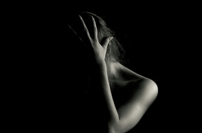 Γυναίκα που κρύβει το πρόσωπό της