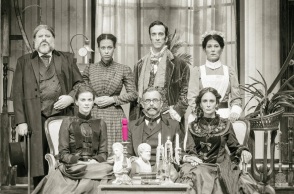 Ο Κωνσταντίνος Μαρκουλάκης πρωταγωνιστεί και σκηνοθετεί την παράσταση στο Βρετάνια