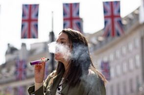 Βρετανία: Η κυβέρνηση θα απαγορεύσει τα ηλεκτρονικά τσιγάρα μιας χρήσης - Το μέτρο τίθεται σε ισχύ τον Ιούνιο του 2025 - Επιβαρύνουν το περιβάλλον και την υγεία