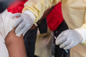 ιατρος εμβολιαζει ασθενη