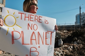 γυναικα κραταει πλακατ