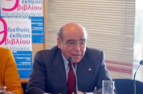 Υπήρξε ένας από τους 32 ανθρώπους του πνεύματος που το 2011 είχαν συνυπογράψει το κείμενο Τολμήστε![18], το οποίο απέρριπτε τις διαδηλώσεις στις πλατείες, και καλούσε να σταματήσουν "οι λαϊκισμοί και η ανευθυνότητα" ώστε να ομονοήσουν οι πολιτικές δυνάμεις και να συνεχιστεί η πορεία της χώρας στην Ευρώπη ανεξαρτήτως του Μνημονίου, για το "μέλλον των παιδιών μας".[19][20]