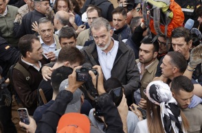 Ισπανία: Ένταση στην επίσκεψη του βασιλιά Φιλίππου, Λετίθια και Πέδρο Σάντσεθ στη Βαλένθια