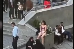 Η ημίγυμνη φοιτήτρια στο Ιράν που έγινε το νέο σύμβολο αντίστασης