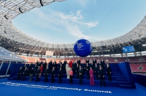 Οι αρχηγοί κρατών της ΕΕ στην 5η Σύνοδο της Ευρωπαϊκής Πολιτικής Κοινότητας στο στάδιο «Ferenc Puskas» στην Βουδαπέστη