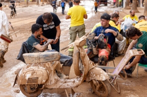 Εθελοντές στους δρόμους της Βαλένθια κατά τη διάρκεια διαλλείματος