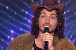 τραγουδιστης σε talent show