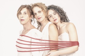 «Μονόκλινο σε μπουάτ», σε σκηνοθεσία Άννας Χατζησοφιά στο Θέατρο Ακμήνη