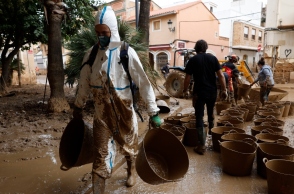 κατοικοι Ισπανιας καθαριζουν λασπες