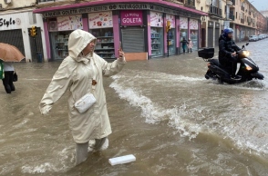 πλημμυρισμενοι δρομοι, αμαξι, σπιτια, νερο