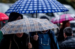 περαστικοι, ομπρελες, βροχη