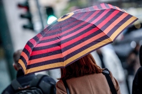 περαστικοι, ομπρελες, βροχη