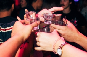 χερια κραταν ποτηρια