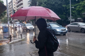 περαστικοι, ομπρελες, βροχη