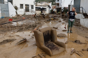 πλημμυρισμενοι δρομοι, αμαξι, σπιτια, νερο