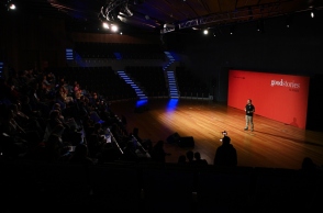 ομιλητης σε γεμάτο αμφιθεατρο 