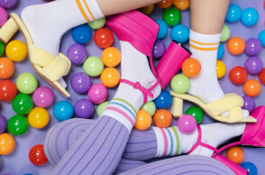 Millennials vs Gen Z: Ένας πόλεμος για τις κάλτσες