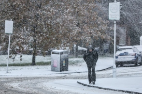 ανδρας περπαταει στα χιονια