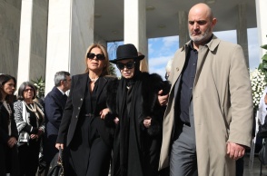 Υποβασταζόμενη η σύζυγος του Δημήτρη Σούρα στην κηδεία του