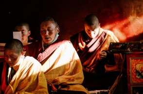 βουδιστες μοναχοι διαλογίζονται