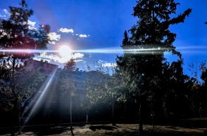 δεντρα, σπιτια, ουρανος, ηλιος