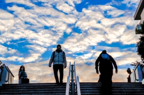 ατομα κατεβαίνουν τη σκαλα του μετρο