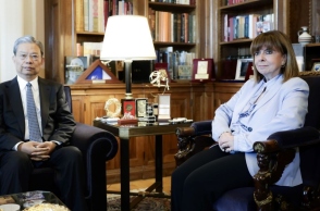 Η Κατερίνα Σακελλαροπούλου με τον Zhao Leji στο προεδρικό Μέγαρο