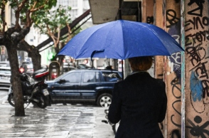 γυναικα κραταει ομπρέλα