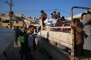 Κάτοικοι απομακρύνονται από τα σπίτια τους 