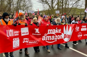 Εργαζόμενοι της Amazon σε απεργιακή κινητοποίηση
