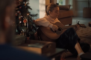 κοριτσι παιζει κιθαρα