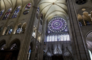 εσωτερικό από την Παναγία των Παρισίων