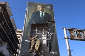 Τζιχαντιστής σκίζει αφίσα του Σύριου πρόεδρου, Μπασάρ αλ Άσαντ