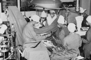 ιατροι πραγματοποιούν εγχειρηση