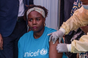 κάτοικος του Κονγκο εμβολιάζεται