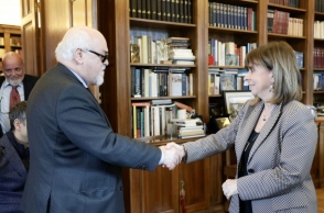 Η Κατερίνα Σακελλαροπούλου με τον Πρόεδρό της ΕΣΑμεΑ, Ιωάννη Βαρδακαστάνη