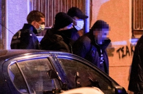 αστυνομικοι μεταφέρουν κρατουμενο