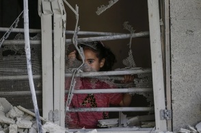 κοριτσι αναμεσα σε συντρίμμια 