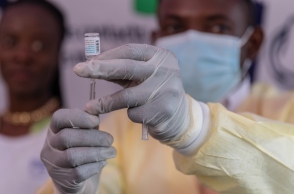 γιατρος κραταει ενεση και φυαλιδιο