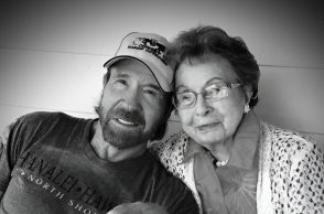 Ο Τσακ Νόρις με την μητέρα του