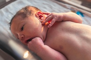 Θεσσαλονίκη: Διασώστες του ΕΚΑΒ ξεγέννησαν γυναίκα στο σπίτι της