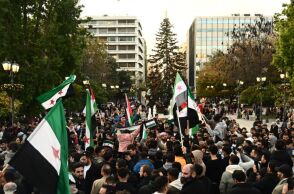 Σύροι συγκεντρώθηκαν στην πλατεία Συντάγματος για να πανηγυρίσουν την πτώση του Άσαντ